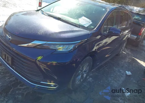 2021 Toyota Sienna Xle z USA, uszkodzony, nr VIN 5TDJRKEC9MS022638